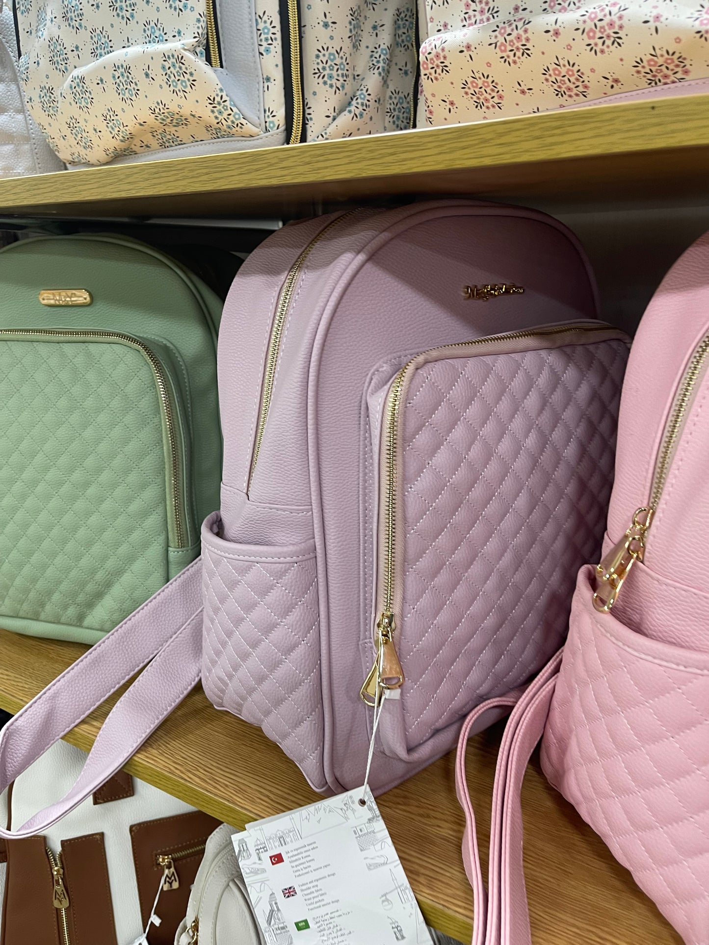 حقيبة ظهر من الجلد الصناعي باللون الوردي