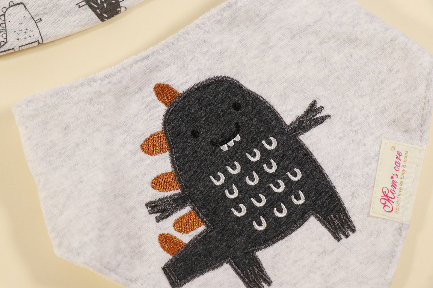 Hat, bib, gloves set